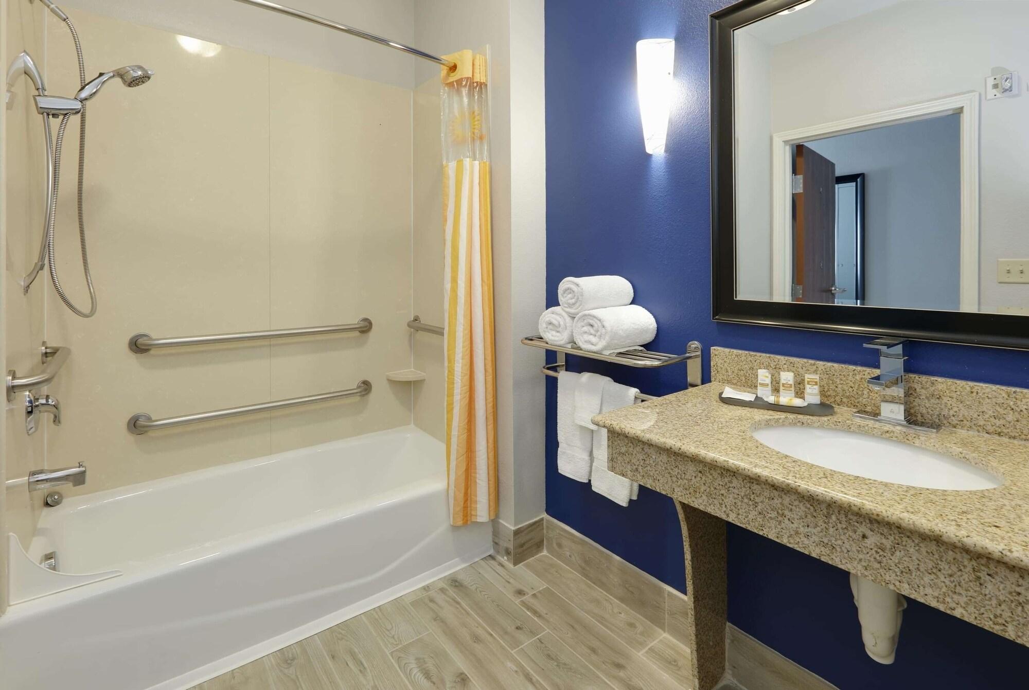 La Quinta By Wyndham Denton - University Drive Bagian luar foto