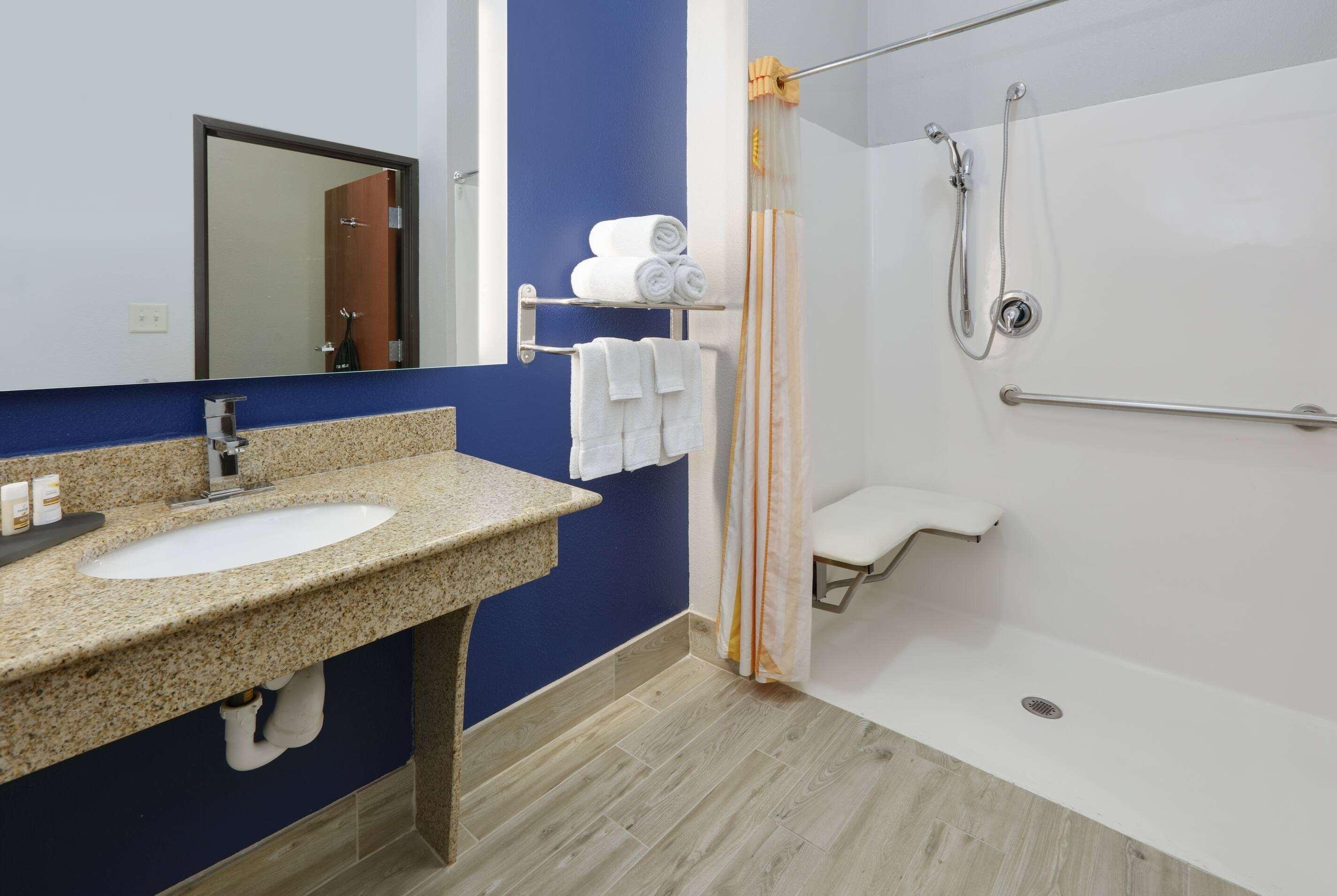 La Quinta By Wyndham Denton - University Drive Bagian luar foto