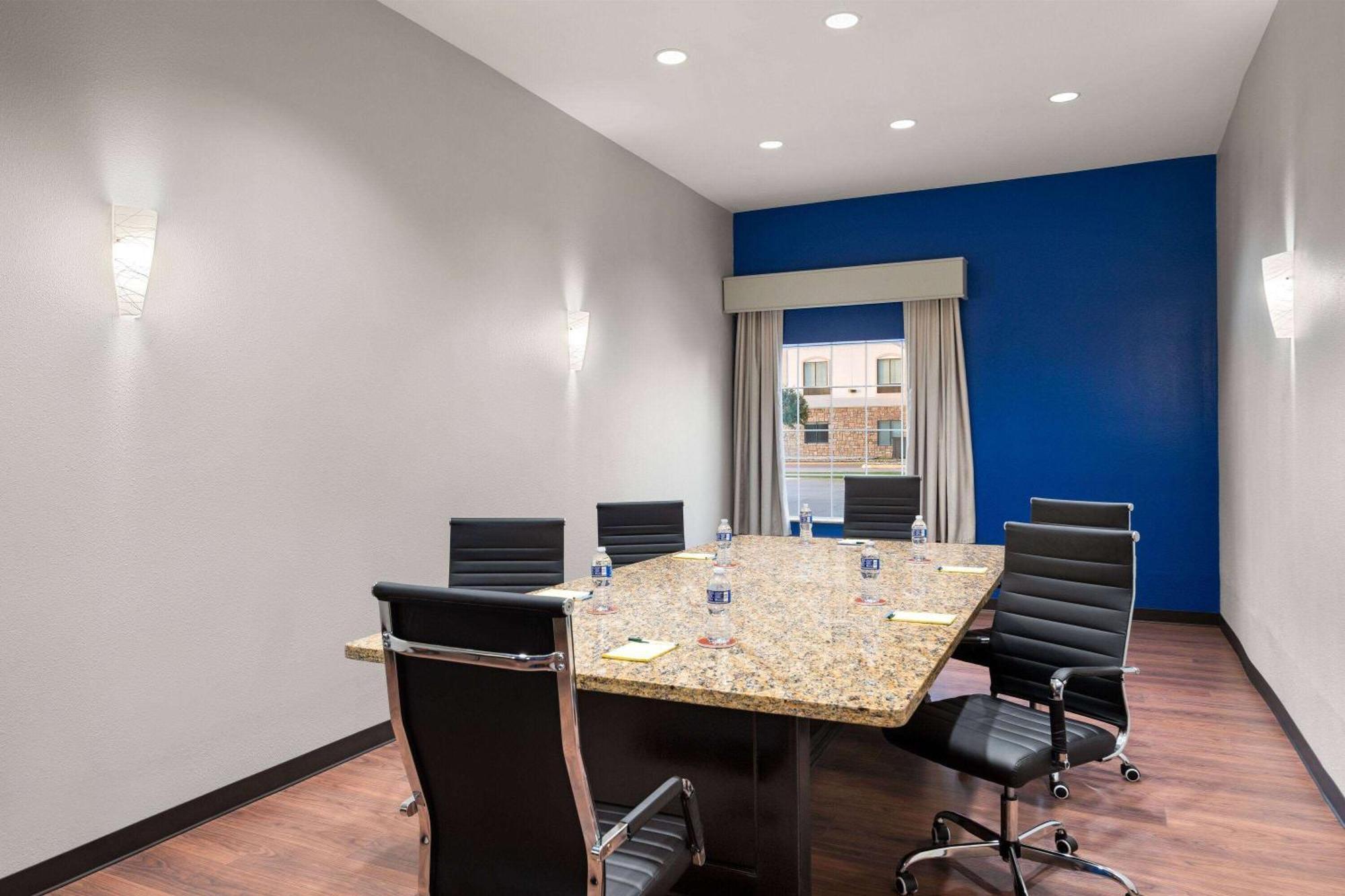 La Quinta By Wyndham Denton - University Drive Bagian luar foto
