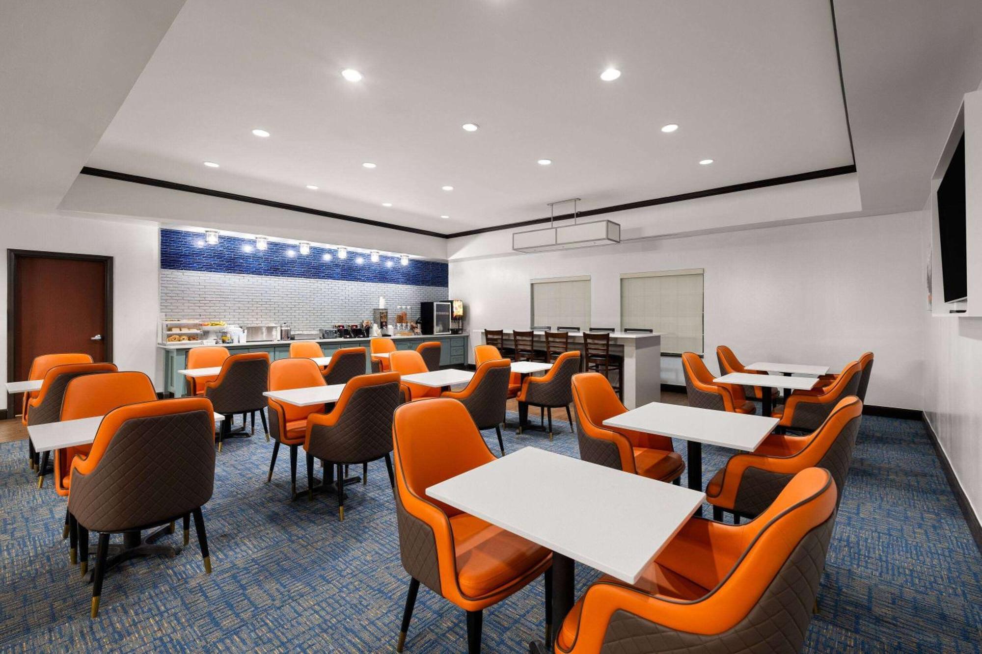 La Quinta By Wyndham Denton - University Drive Bagian luar foto