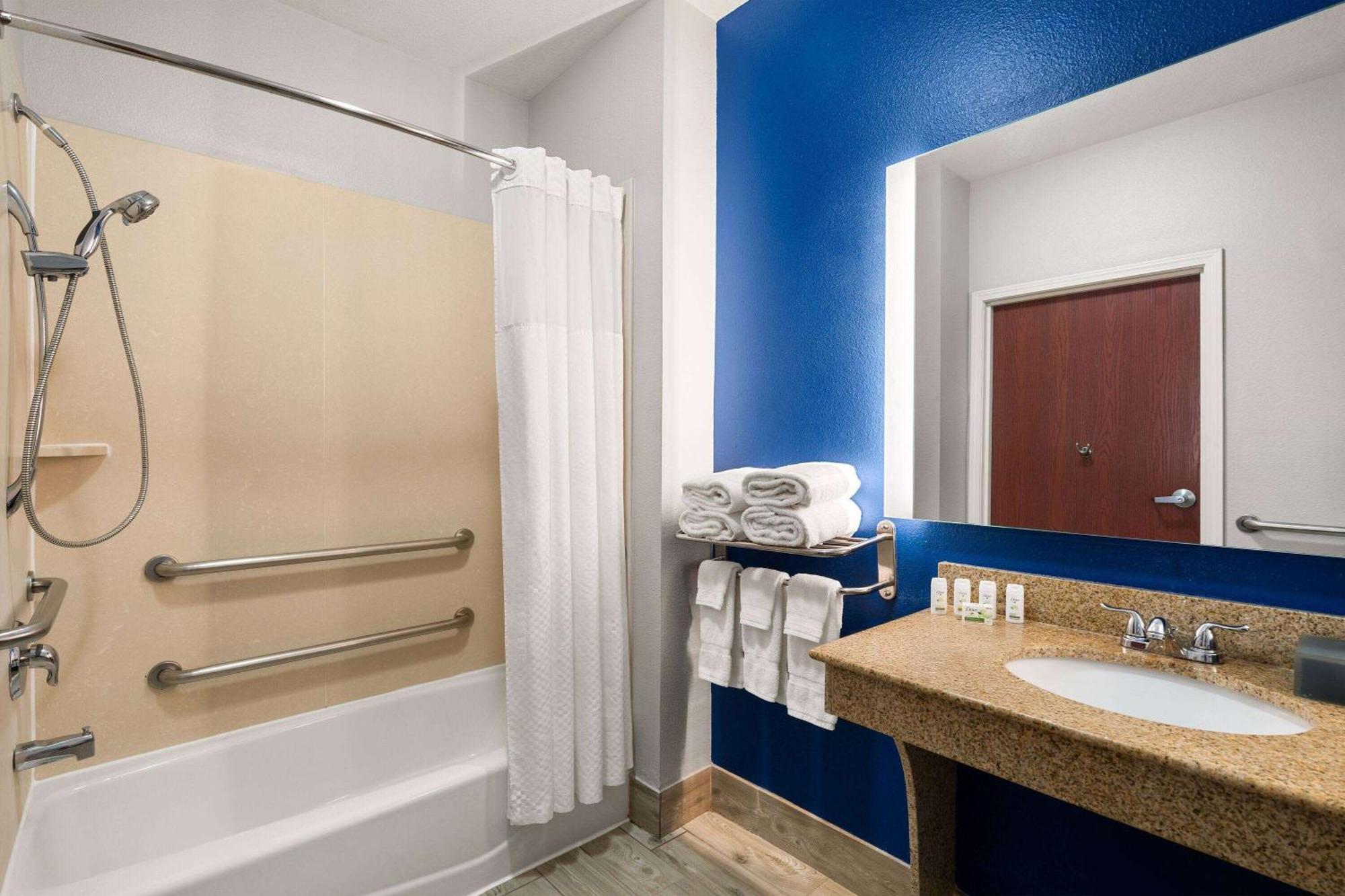 La Quinta By Wyndham Denton - University Drive Bagian luar foto