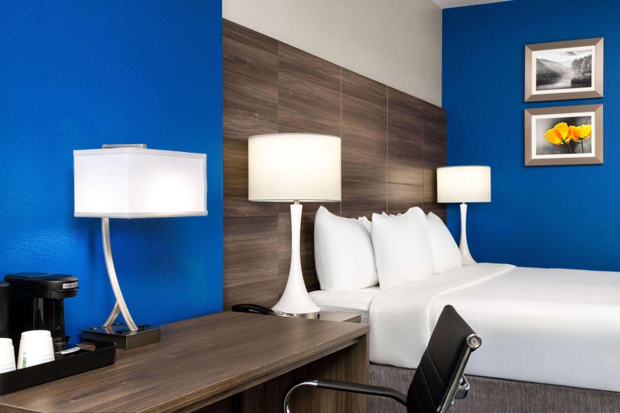La Quinta By Wyndham Denton - University Drive Bagian luar foto