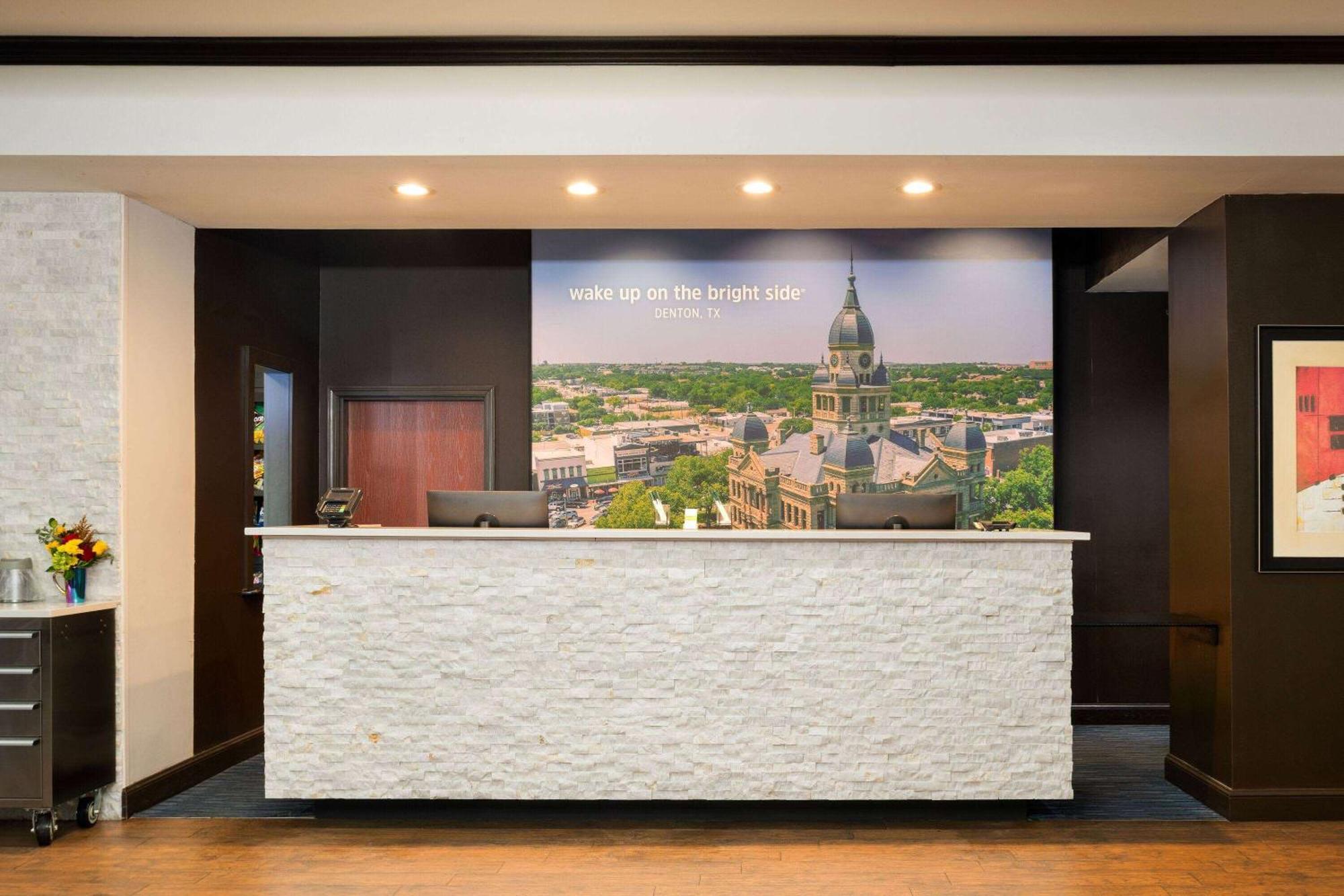 La Quinta By Wyndham Denton - University Drive Bagian luar foto