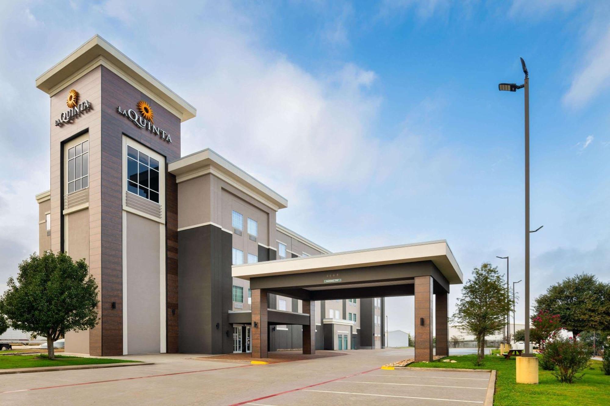 La Quinta By Wyndham Denton - University Drive Bagian luar foto